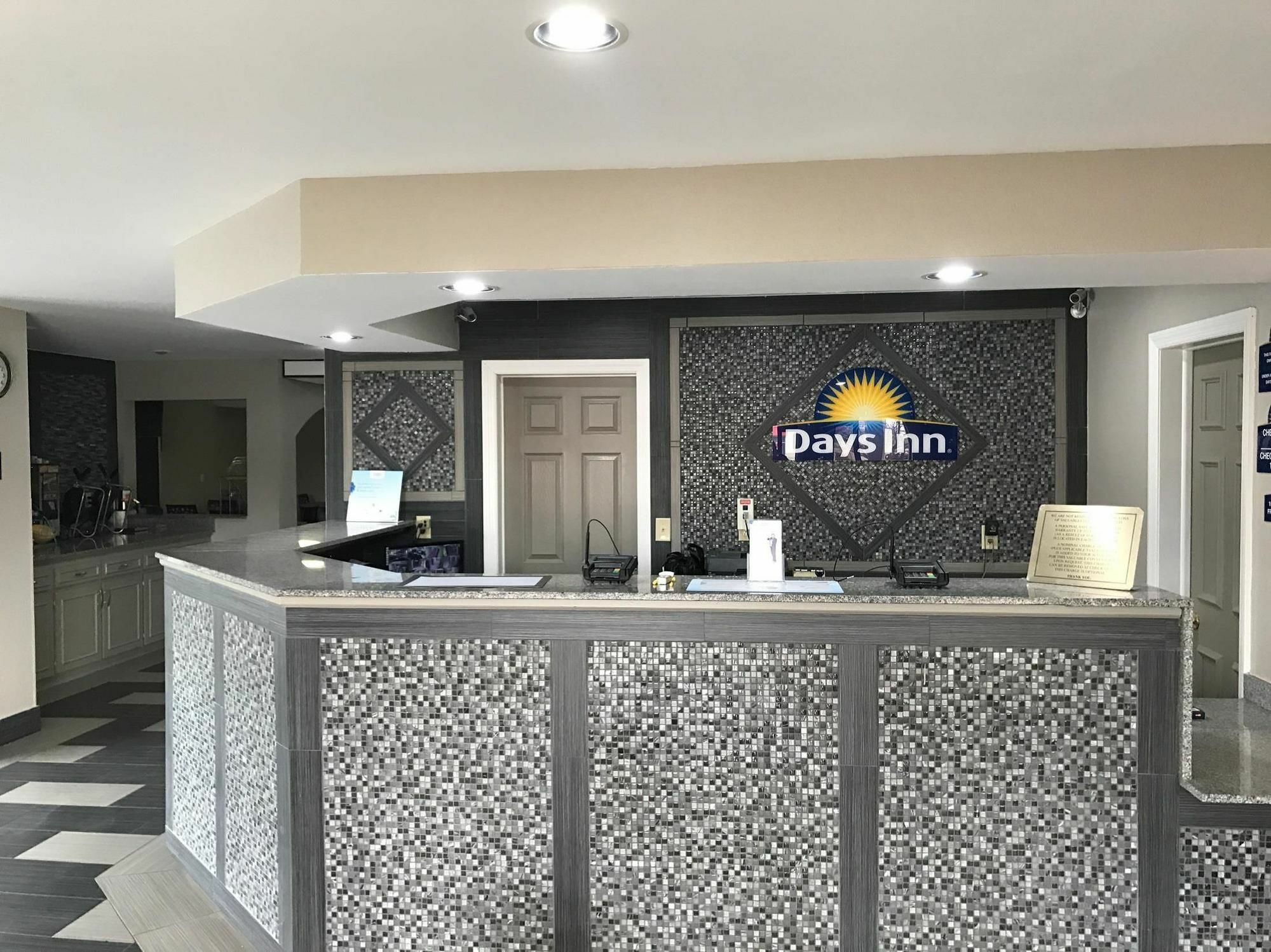 Days Inn By Wyndham Картаж Экстерьер фото